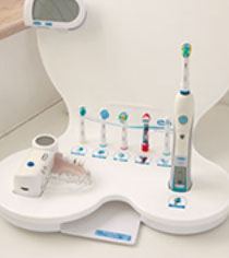 Auf einem weißen Tisch steht ein Muster-Set für elektronische Zahnbürsten mit unterschiedlichen Bürstenköpfen